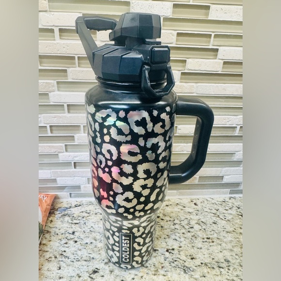 Sports Water Bottle - Black and White Comes with Cirkul lid and 10 Cirkul Flavor - Picture 5 of 6